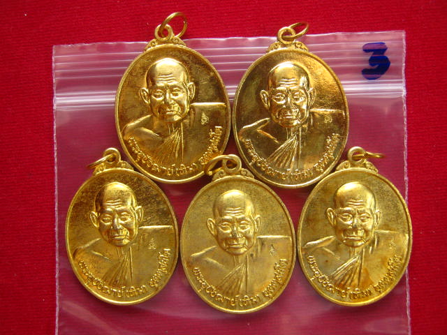 เคาะเดียว 5 เหรียญ...เหรียญ 7 รอบ หลวงปู่ทิม วัดพระขาว ที่ระลึกอายุครบรอบ 84 ปี กะไหล่ทอง 2540