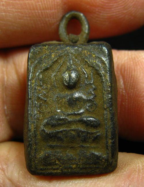 พระเนื้อผงลงรัก เนื้อหามวลสารดี สวยไม่ทราบที่ครับ