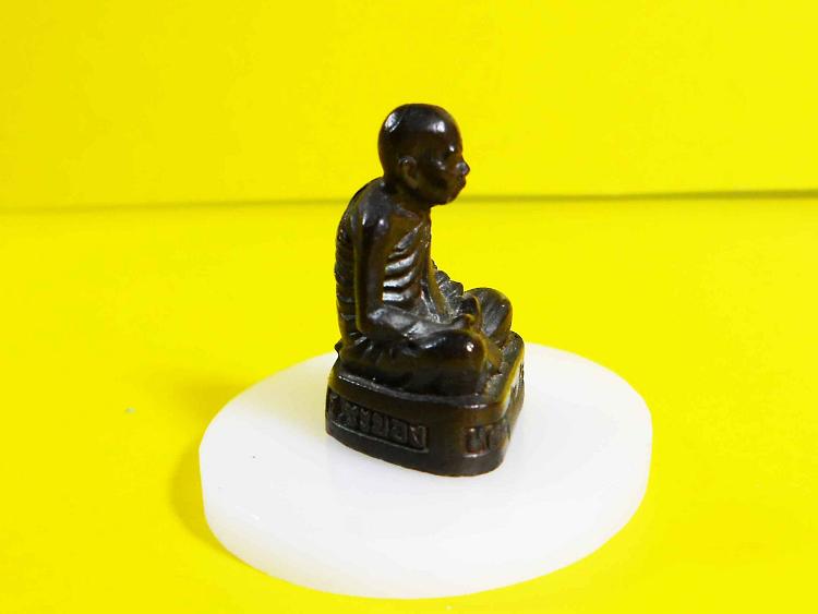 รูกหล่อหลวงปู่ทิม ขนาดเเข้วนคอ อุดกริ่ง ไม่ทราบปี