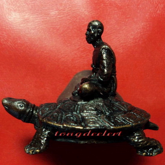 รูปหล่อบูชาหลวงปู่หลิวนั่งเต่า(ตั้งหน้ารถ) วัดไร่แตงทอง 90 ปี หายาก สวยมากค่ะ