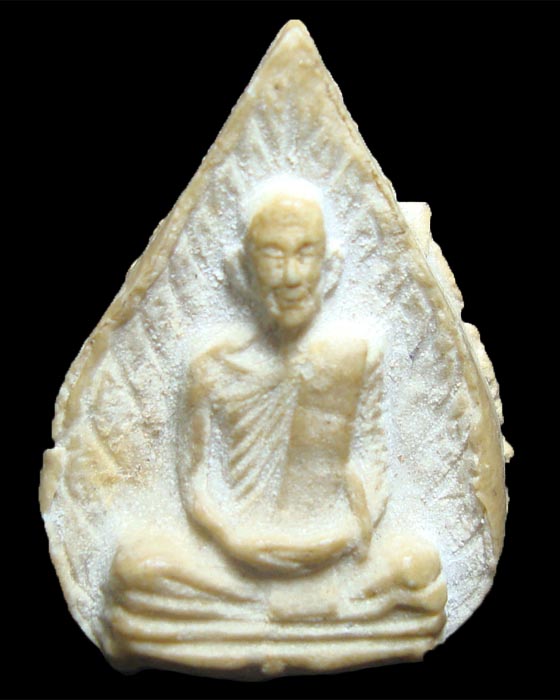 พระผงรูปเหมือนใบโพธิ์ เสาร์ ๕ เนื้อเกสร ยันต์ตรี หลวงปู่โต๊ะ วัดประดู่ฉิมพลี 2523