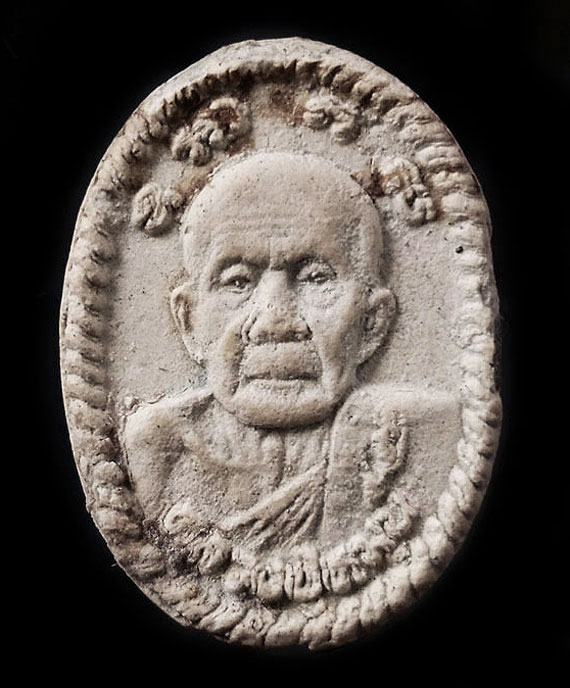 เคาะเดียว พระผงยันต์ดวงเศรษฐี หลวงปู่หมุน ปี43 เนื้อขาวอมเทา สภาพพอสวย ยันต์ หูตา คมชัด 