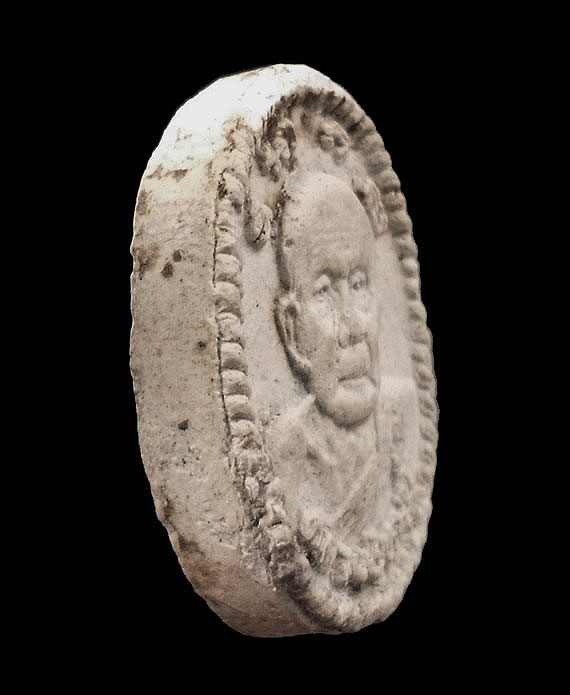 เคาะเดียว พระผงยันต์ดวงเศรษฐี หลวงปู่หมุน ปี43 เนื้อขาวอมเทา สภาพพอสวย ยันต์ หูตา คมชัด 