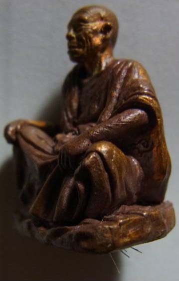 พระหล่อลอยองค์ หลวงปู่ทองสา ฐิตเปโม วัดป่าจิตตวิยาราม จ.หนองคาย รุ่นแรก เนื้อโลหะผิวมันเทศ 