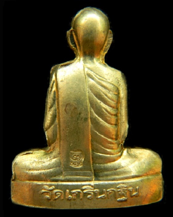 รูปเหมือนปั๊มเข่ากว้างหลังเต็มไตรมาสปี53 หลวงพ่อเพี้ยน วัดเกริ่นกฐิน ( เนื้อทองเหลือง ) หมายเลข ๖๑๑o