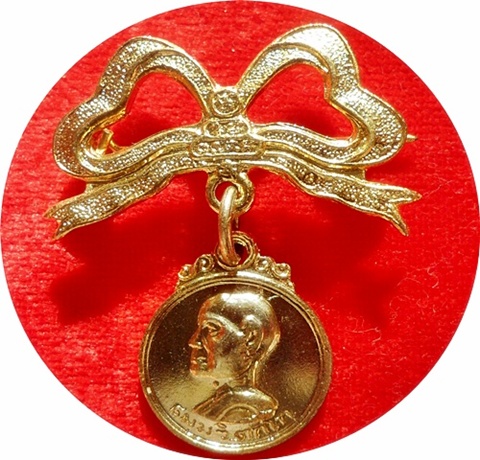 *** เหรียญเข็มกลัดโบว์ ท่านเจ้าคุณนรฯ ปี พ.ศ.2513 เนื้อกะไหล่ทอง แจกกรรมการ  สวยกริ๊ปๆ