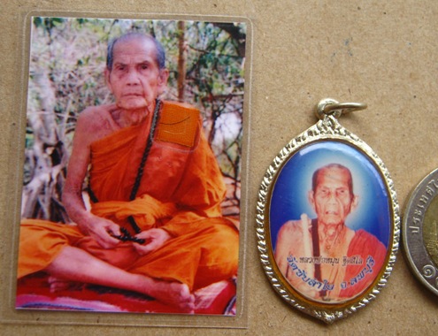 2in1 รูปถ่าย+ล็อกเก็ต เนื้ออัลปาก้า วัดซับลำใย ปี2556 หลวงปู่หมุน วัดบ้านจาน จ.ศรีสะเกษ