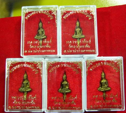 5 องค์  ปีใหม่ 2012...รุ่นแรก พร ะยอดธ งโฆษปัญโญ ลป.คำพันธ์ พิมพ ์เล็ก เนื้อฝาบาตร ปี39