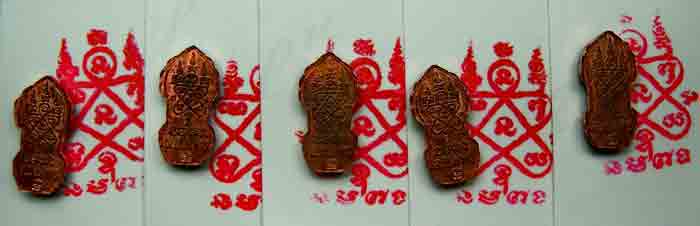 พระปรกใบมะขาม เนื้อทองแดง 5 องค์+รูปภาพหลังยันต์แดง 5 ภาพ หลวงพ่อสาคร วัดหนองกรับ ปลุกเสก ปี 2553  