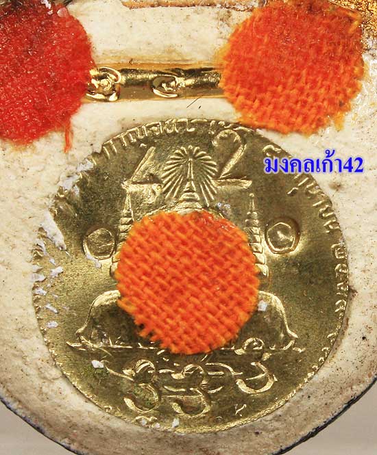 ล็อกเก็ต ฉากขาว หลวงพ่อสาคร วัดหนองกรับ ปี2548 อ็อปชั่นนี้มี 36 องค์ องค์นี้เบอร์ 42