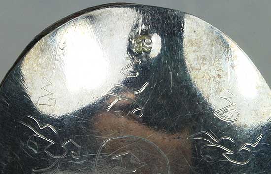 ล๊อคเก็ตฉากสีฟ้า ปี2547 หลังแผ่นเงิน จารยันต์ ตอกโค๊ด นะ 3 ตัว