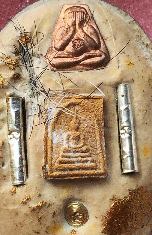 ล๊อคเก็ตฉากสีฟ้าปี2547 หลวงพ่อสาคร วัดหนองกรับ มีจารหลังอุดผงพรายกุมาร สมเด็จจิ๋วเนื้อเหลือง ปี2530 