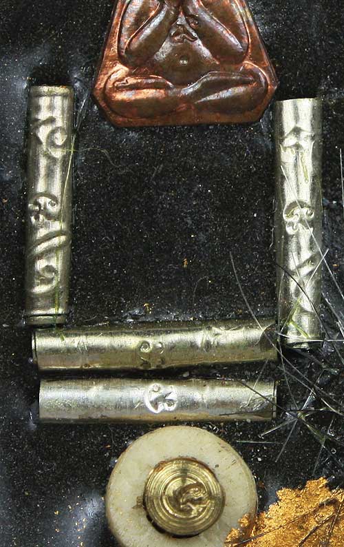 ล๊อคเก็ตฉากสีฟ้า ปี2547 หลวงพ่อสาคร วัดหนองกรับ มีจาร หลังปิดตาสาริกาตะกรุดเงิน 4 ดอก  เกศา