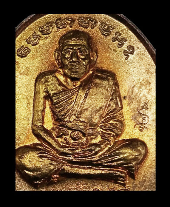 เหรียญรุ่นแรก มนต์พระกาฬ หลวงปู่หมุน วัดบ้านจาน ปี42 จมูกโด่งๆ ผิวไฟแดงๆ ทุกจุด คมชัด 