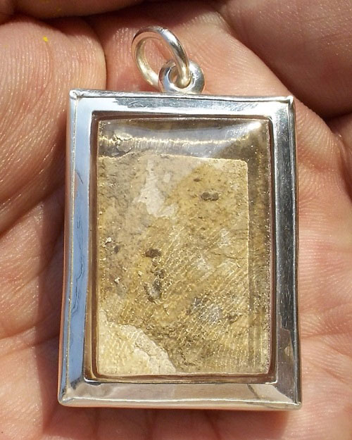 พระกรุวัดคู้สลอด ทรงเม่นมังกร จ.อยุธยา บัตรรับรอง เลี่ยมเงิน หลวงพ่อปาน วัดบางนมโค ปลุกเสก