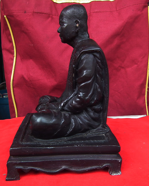 พระบูชารุ่นแรก หลวงปู่ไม อินทสิริ ขนาดหน้าตัก ๕ นิ้ว ปี.๒๕๕๕