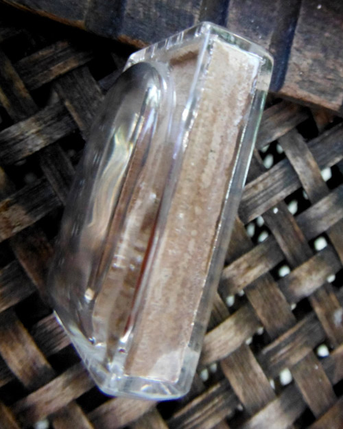 พระผงรูปเหมือนนั่งตั่ง รุ่นแรก หลวงปู่หมุน ปี 2542 พร้อมบัตรรับรอง