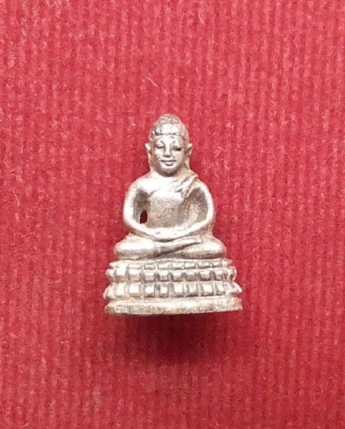 พระชัยวัฒน์ หลวงพ่อแพ วัดพิกุลทอง เนื้อเงิน ที่ระลึกทำบุญอายุ 84ปี 7รอบ สร้างปี32 ตอก 2โค๊ตใต้ฐาน