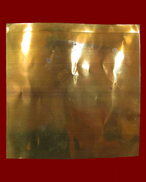 แผ่นจารหมึก หลวงปู่หงษ์ พรหมปัญโญ (สุสานทุ่งมน) วัดเพชรบุรี จ.สุรินทร์ ปี ๒๕๕๑ เนื้อแผ่นทองฝาบาตร