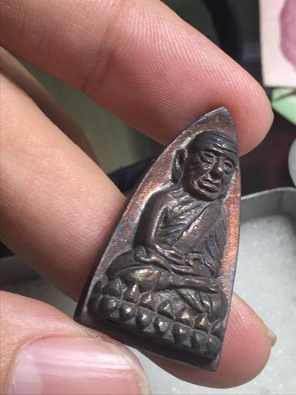 หลวงปู่ทวด หลังเตารีด เนื้อนวะโลหะ พิมพ์ใหญ่ รุ่นสร้างโรงพยาบาลโคกโพธิ์ ปี 2539