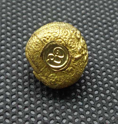 ((ลูกอมพระสังกัจจายณ์รุ่นแรก เนื้อทองทิพย์ หลวงพ่อเพี้ยน วัดเกริ่นกฐิน ตอกโค๊ด ว.ฐ สวยแท้จากวัดครับ)
