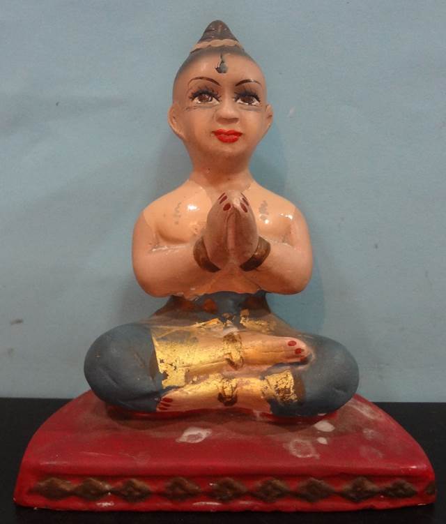 กุมารทองเนื้อปูนผงพุทธคุณลงสีมีรอยเบิกเนตรที่ตาก้นมีรอยจารหลวงพ่อแย้มวั ดสามง่าม