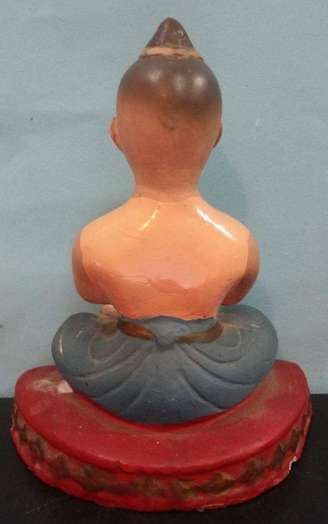 กุมารทองเนื้อปูนผงพุทธคุณลงสีมีรอยเบิกเนตรที่ตาก้นมีรอยจารหลวงพ่อแย้มวั ดสามง่าม