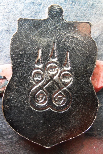 เหรียญหลวงปู่ทวดหลังยันต์ห้า เนื้อชุบนิเกิ้ล สวยๆครับ