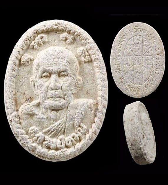 เคาะเดียว พระผงยันต์ดวงเศรษฐี หลวงปู่หมุน ปี43 เนื้อขาว สภาพพอสวย หูตา คมชัด จมูกงาม