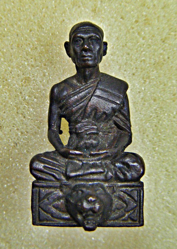 หลวงพ่อเที่ยง วัดพระพุทธบาทเขากระโดง รูปหล่อเหมือนนั่งเสือรุ่นแรกตอกโค๊ดก้นอุดกริ่งดังสวยเคาะเดียว