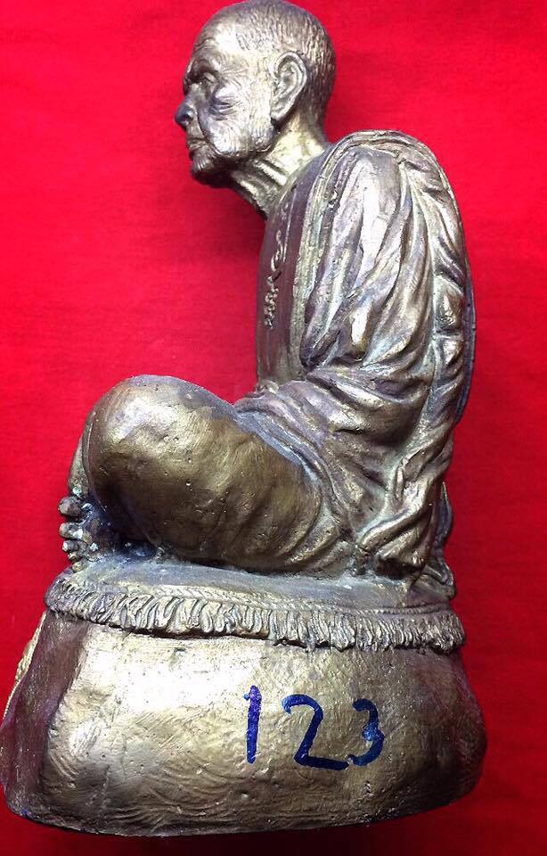 รูปหล่อ  หลวงปู่หมุน  วัดบ้านจาน  รุ่น พึ่งพุทธคุณ   เนื้อโลหะ หมายเลข ๑๒๓  เลข สวยๆ  ปี 59   