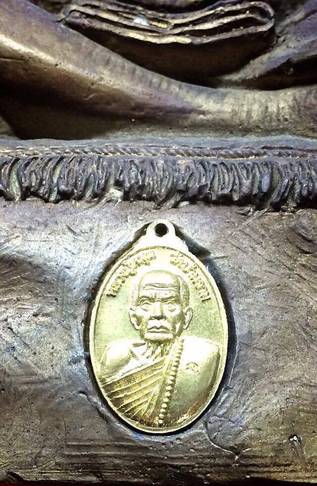 รูปหล่อ  หลวงปู่หมุน  วัดบ้านจาน  รุ่น พึ่งพุทธคุณ   เนื้อโลหะ หมายเลข ๑๒๓  เลข สวยๆ  ปี 59   