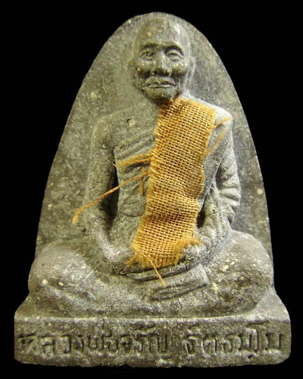 พระผงพิมพ์ใหญ่ หลังเตารีด ติดจีวร หลวงพ่อจรัญ วัดอัมพวัน จ.สิงห์บุรี ปี พ.ศ. 2541