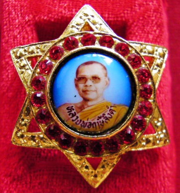ล็อกเก็ต พลอยแดง หลวงพ่อฤาษีฯ วัดท่าซุง หลังยันต์เกราะเพชร