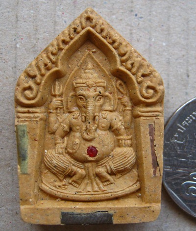 พระพิฆเนศ เนื้อผงว่านฝังตะกรุด หลวงปู่หงษ์ วัดเพชรบุรี จ.สุรินทร์ ปี2547 รุ่น"โชคดี มี สุข"พร้อมกล่อ