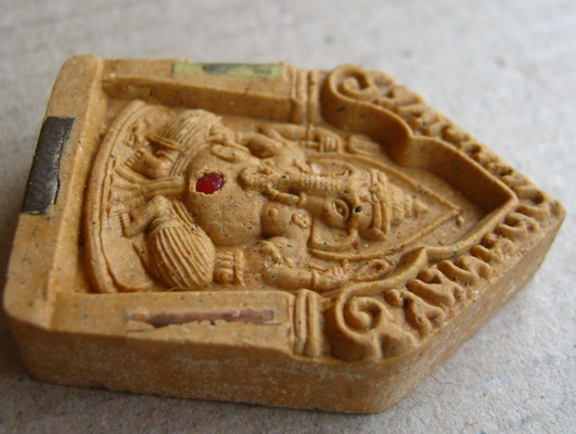 พระพิฆเนศ เนื้อผงว่านฝังตะกรุด หลวงปู่หงษ์ วัดเพชรบุรี จ.สุรินทร์ ปี2547 รุ่น"โชคดี มี สุข"พร้อมกล่อ