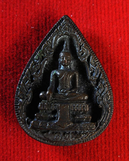 เหรียญหล่อ พิมพ์หยดน้ำ หลวงพ่อวัดไร่ขิง ภปร.รุ่นสร้างโรงพยาบาลวัดไร่ขิง พ.ศ.๒๕๒๒ เนื้อนวะโลหะ