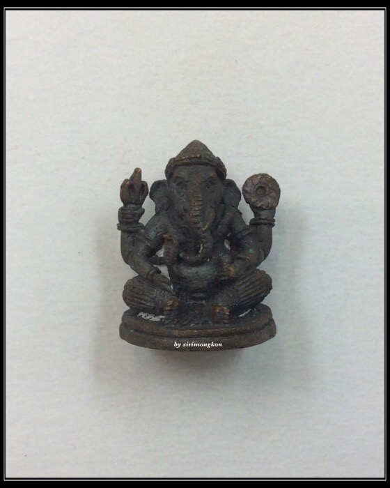 พระพิฆเนศ รุ่นบารมีศรีสนธิ์ วัดสุทัศนเทพวราราม เนื้อนวโลหะ มีโค๊ด No.26 กล่องเดิม