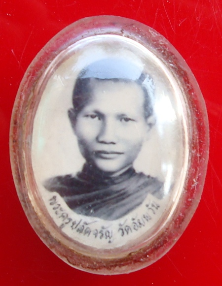 ล็อกเก็ตหลวงพ่อจรัญหลังหลวงพ่อแก้ว สวยๆ