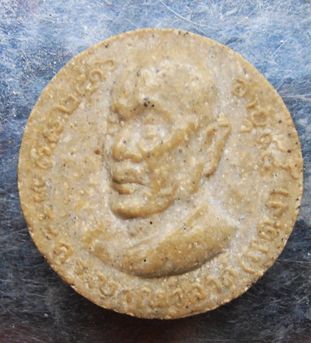 พระผงจันทร์ลอยเนื้อน้ำมันหลวงพ่อแดง วัดเขาบันไดอิฐ ปี16สวยๆครับ