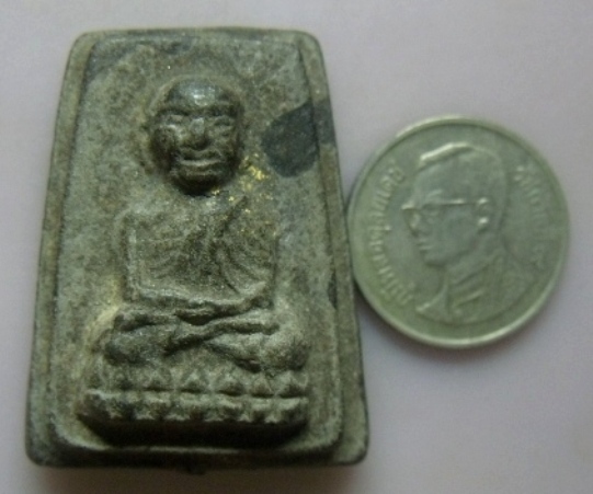 **วัดใจ**หลวงปู่ทวดเนื้อว่านพิมพ์สี่เหลี่ยมหลังเจดีย์ ฝังตะกรุดใต้ฐาน เก่าๆ**สวยๆ
