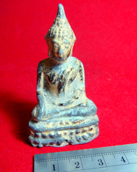 พระพุทธพิมพ์ปางมารวิชัย เนื้อตะกั่วสนิมแดง สมัยอยุธยา