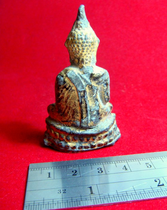 พระพุทธพิมพ์ปางมารวิชัย เนื้อตะกั่วสนิมแดง สมัยอยุธยา