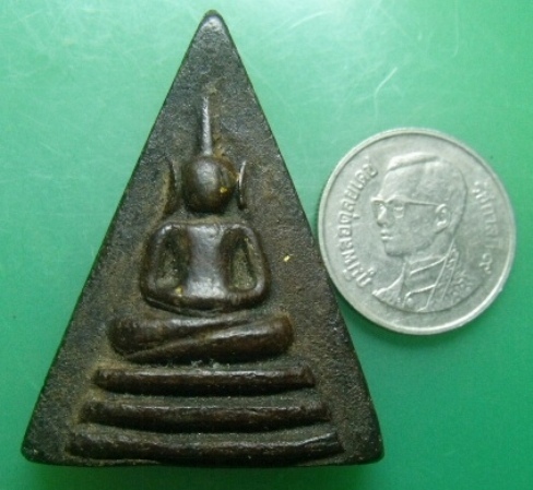 **วัดใจ**พระสมเด็จพิมพ์สามเหลี่ยมหลังยันต์ เนื้อผงว่านยา เก่าๆ ไม่ทราบที่**เชิญชมครับ