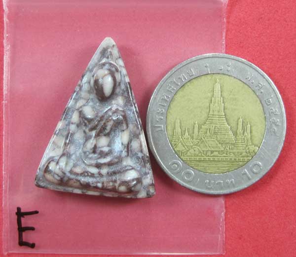 พระนางพญา จ.พิษณุโลก 1 ในเบ็ญจภาคี แกะจากพระธาตุข้าวสารหิน 60-200 ล้าน ปี
