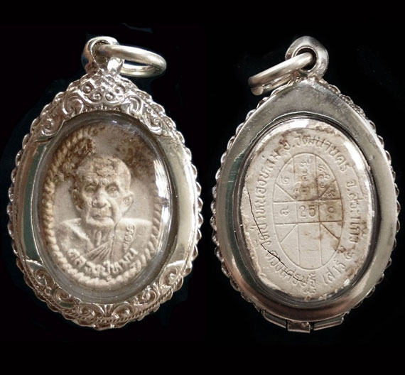 พระผงยันต์ดวงเศรษฐี หลวงปู่หมุน ปี43 เนื้อโซนเทา สวยคม จมูกโด่ง หูตา ชัดๆ แก่มวลสาร 