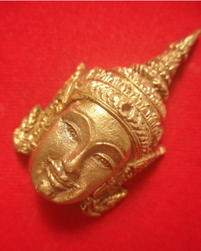 หลวงปู่กาหลงเขี้ยวแก้ว วัดเขาแหลม เศียรพระลักษณ์หน้าทองเนื้อสัมฤทธิ์ขอมโบราณแก่ทองคำรุ่นแรก