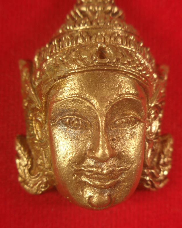 หลวงปู่กาหลงเขี้ยวแก้ว วัดเขาแหลม เศียรพระลักษณ์หน้าทองเนื้อสัมฤทธิ์ขอมโบราณแก่ทองคำรุ่นแรก