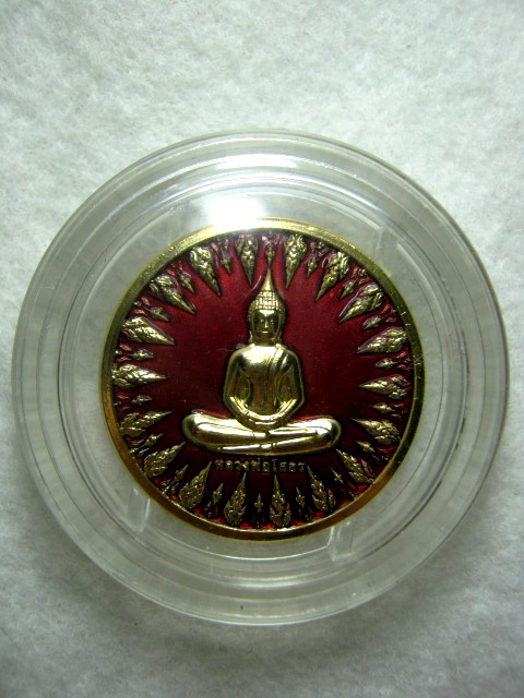 หลวงพ่อโสธร รุ่นอัญเชิญหลวงพ่อขึ้นจากน้ำ ๒๔๑ปี พ.ศ.๒๕๕๔ ผิวกะหลั่ยทองลงยาสีแดง ตอกโค้ด 