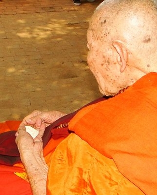 พระขุนแผนยอดขุนพลแก้ว ( สีขาว) หลวงปู่ครูบาดวงดี วัดบ้านฟ่อน เชียงใหม่ อายุ99ปี พร้อมกล่อง